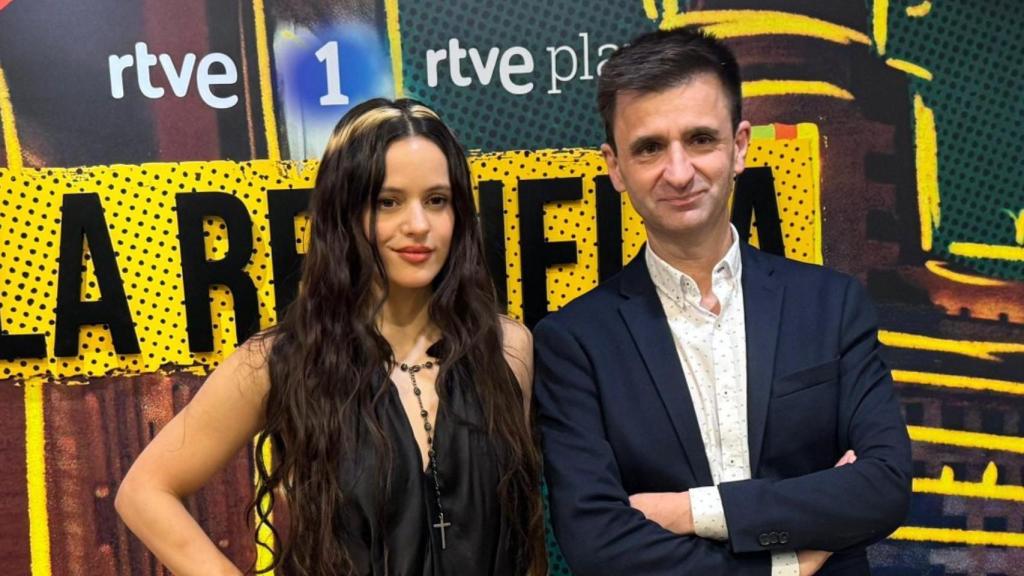 José Pablo López, presidente de RTVE, junto a Rosalía el pasado lunes en el backstage de 'La Revuelta'.