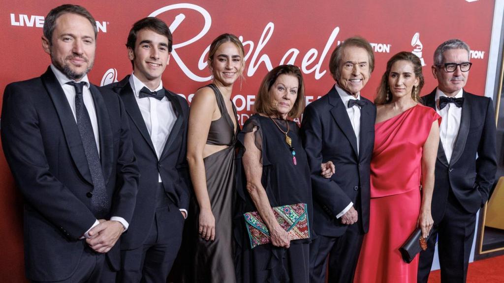 Raphael, arropado por su familia, recibe el premio Persona del año en los Latin Grammy
