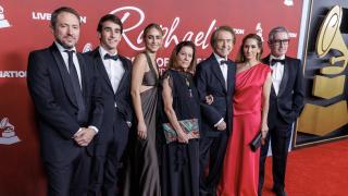 Raphael, arropado por su familia, recibe el premio Persona del año en los Latin Grammy