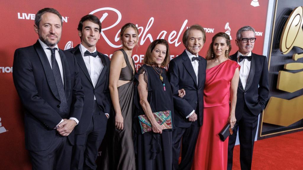 Raphael, arropado por su familia, recibe el premio Persona del año en los Latin Grammy