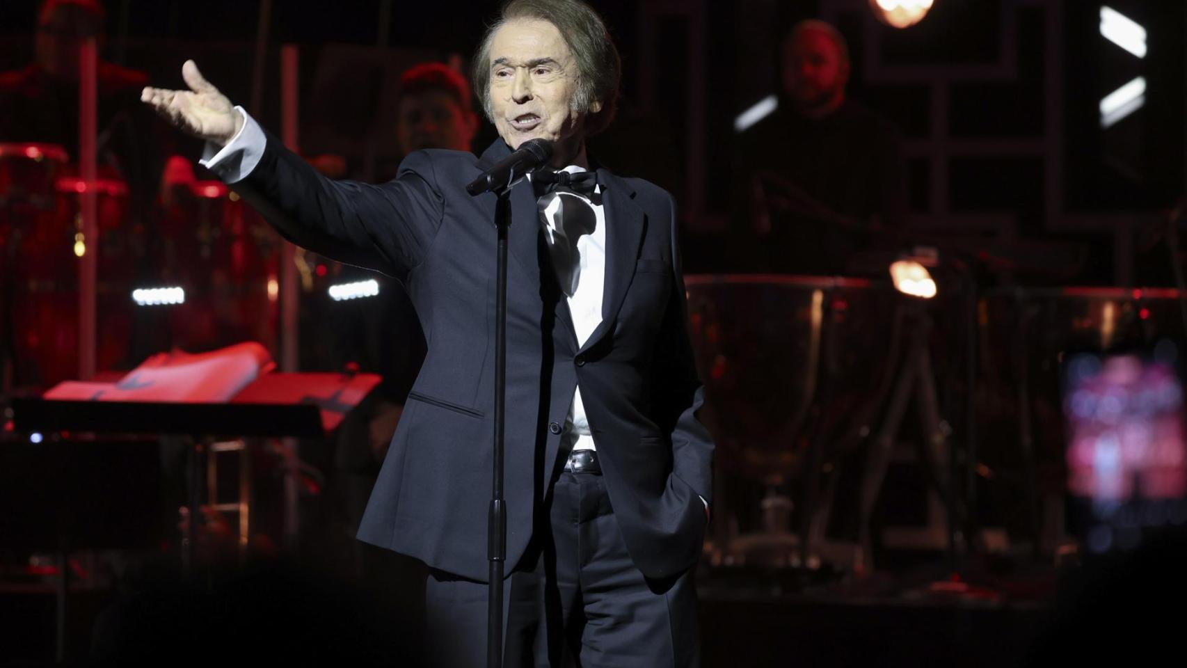 Raphael cantando en la gala Persona del año.