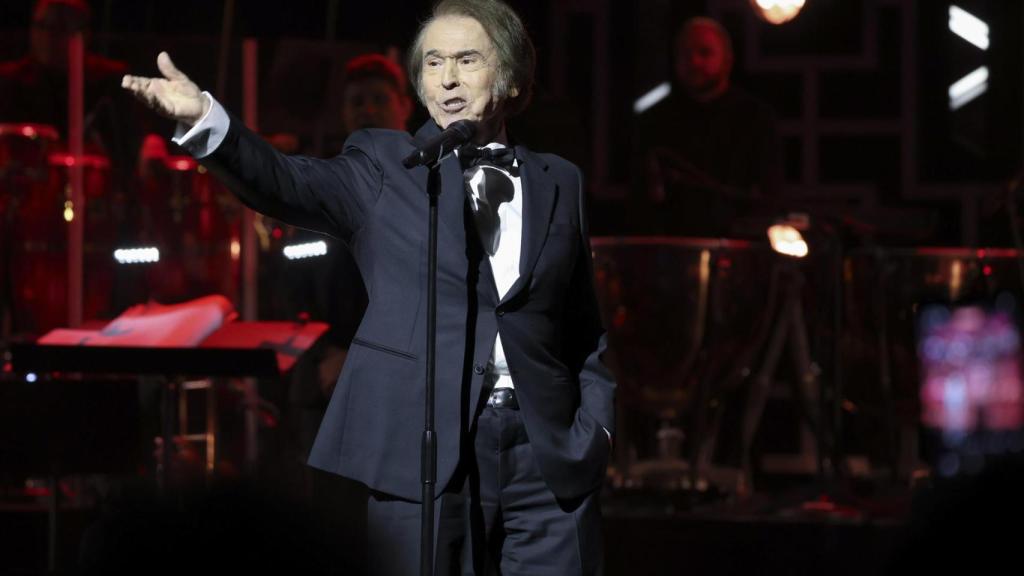 Raphael cantando en la gala de la Persona del Año.