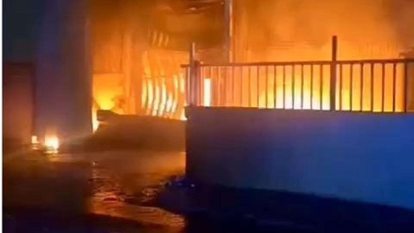 Vídeo del incendio de dos naves en Casabermeja.