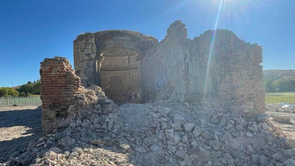 La cuarta pared derruida de la Ermita de Vilches, rodeada de los viñedos en Arganda del Rey.