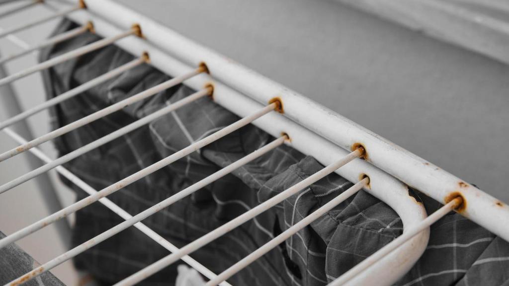 Los tendederos suelen oxidarse y dejan restos en el suelo.