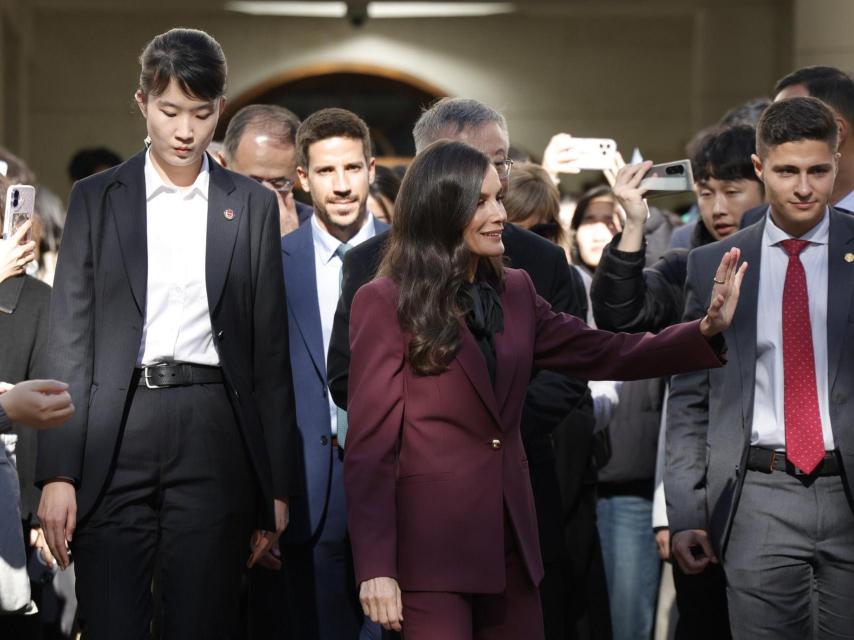 La Reina ha lucido un traje repetido de Bleis.