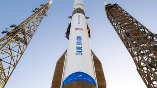 El cohete New Glenn en la plataforma de lanzamiento