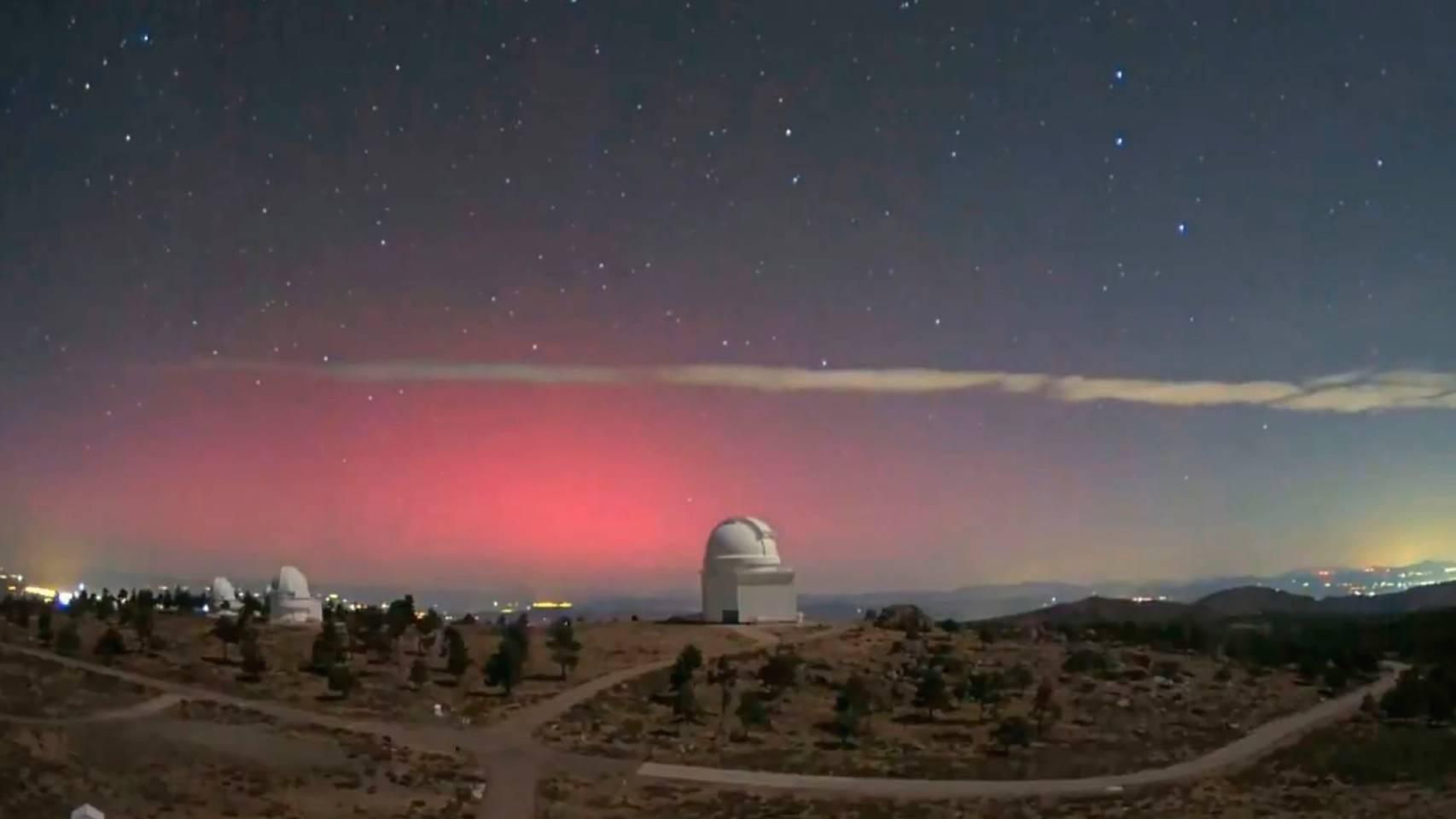 Una aurora boreal tiñe de rojo el cielo de Calar Alto, en Almería, tras la tormenta solar.