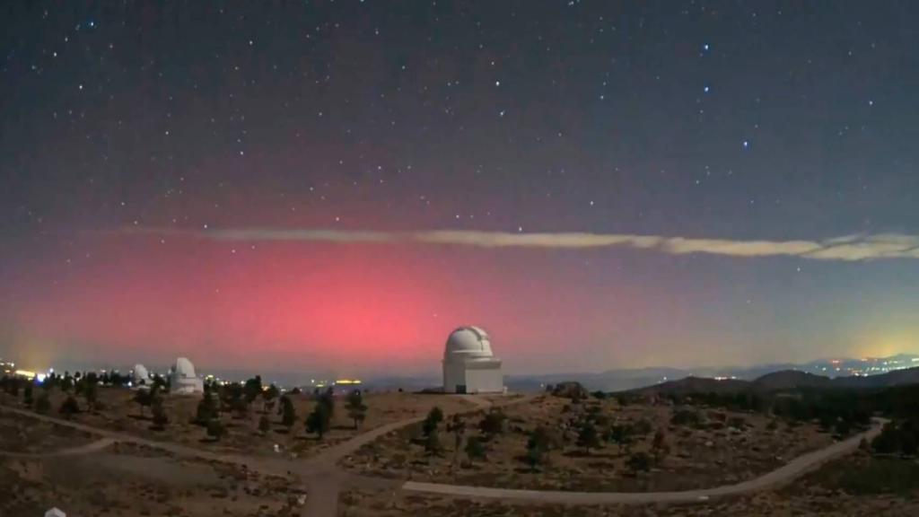 Una aurora boreal tiñe de rojo el cielo de Calar Alto, en Almería, tras la tormenta solar.