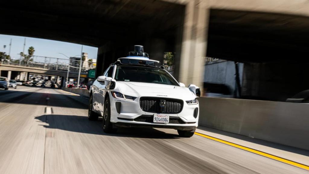 Un coche de Waymo circulando por autopista