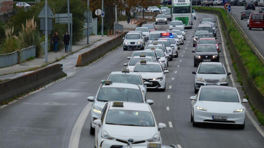 Manifestación celebrada el pasado jueves por carretera de los taxistas en A Coruña en contra de los VTC