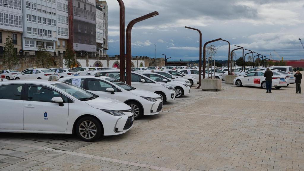 Movilización de taxistas en A Coruña contra los VTC.