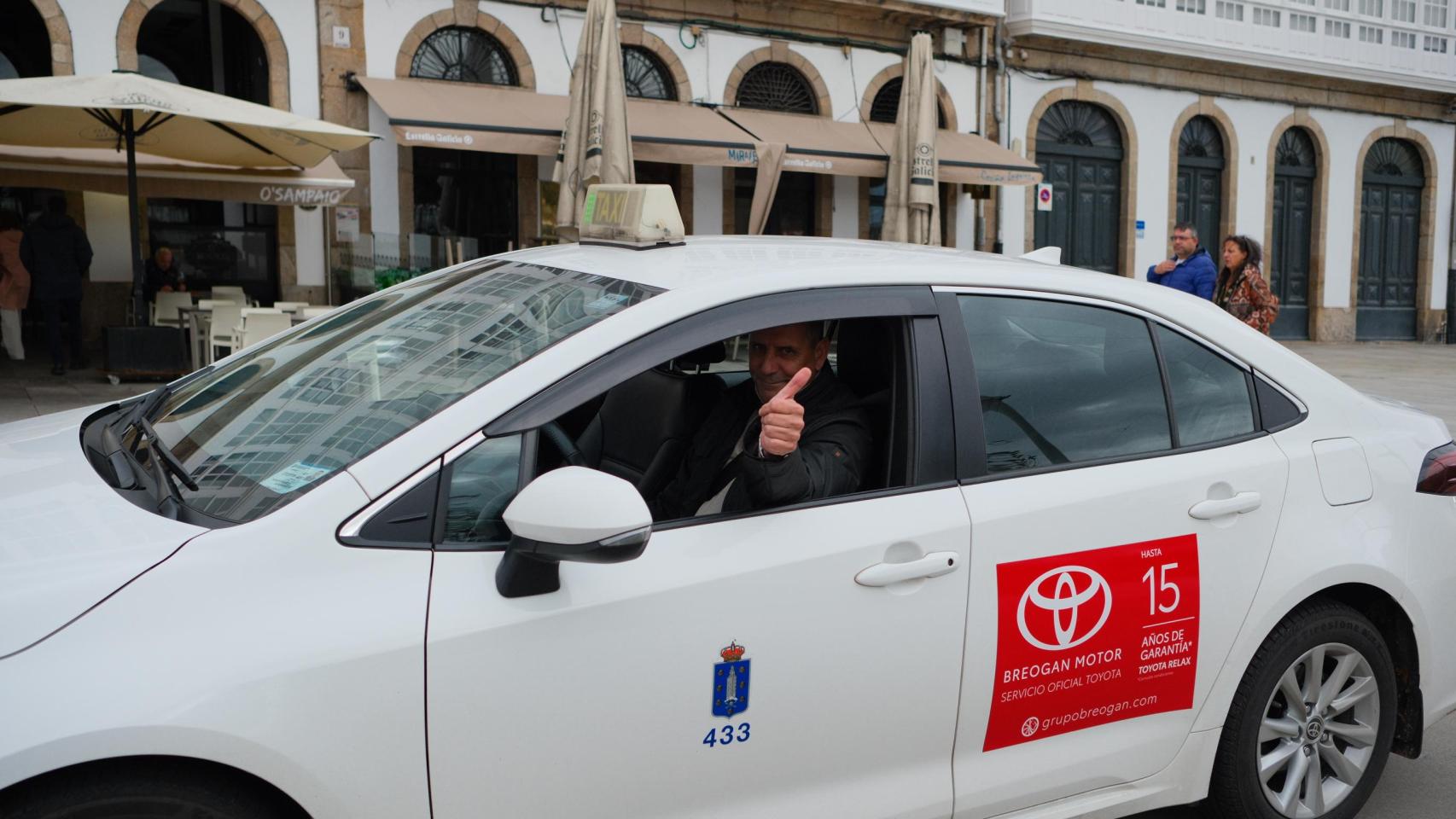 En imágenes, la movilización de los taxistas en A Coruña contra los VTC