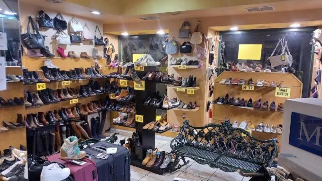 Interior de la tienda de zapatos Iris.