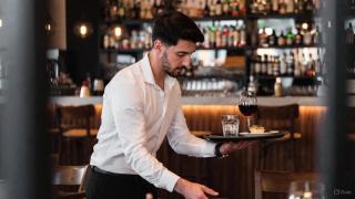 En Sevilla, el trabajo es de temporada y sin futuro, se lamenta el hostelero.