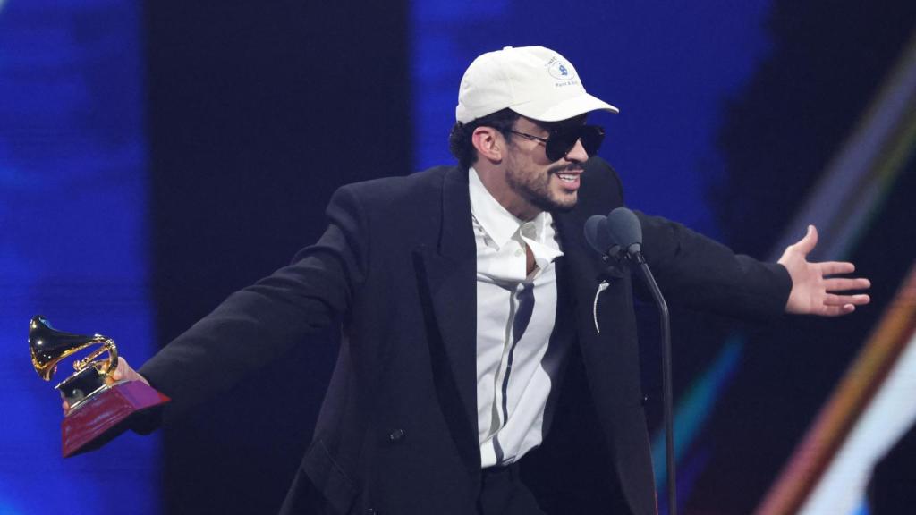 Bad Bunny al recoger uno de los cinco Latin Grammy que ganó en Las Vegas.