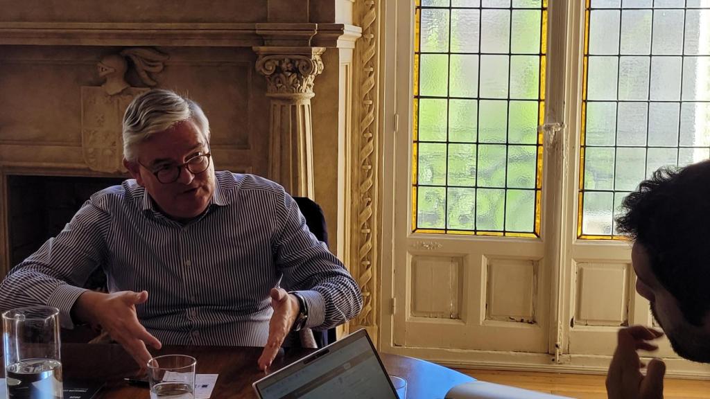 Sir Julian King, en un instante de la entrevista realizada en las oficinas de la Fundación ESYS.