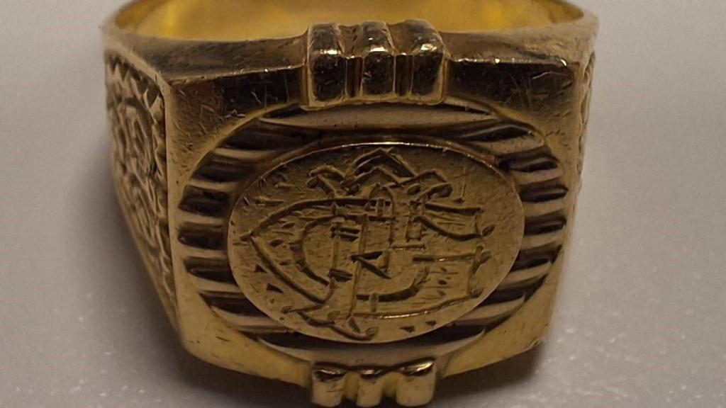 Uno de los anillos robados