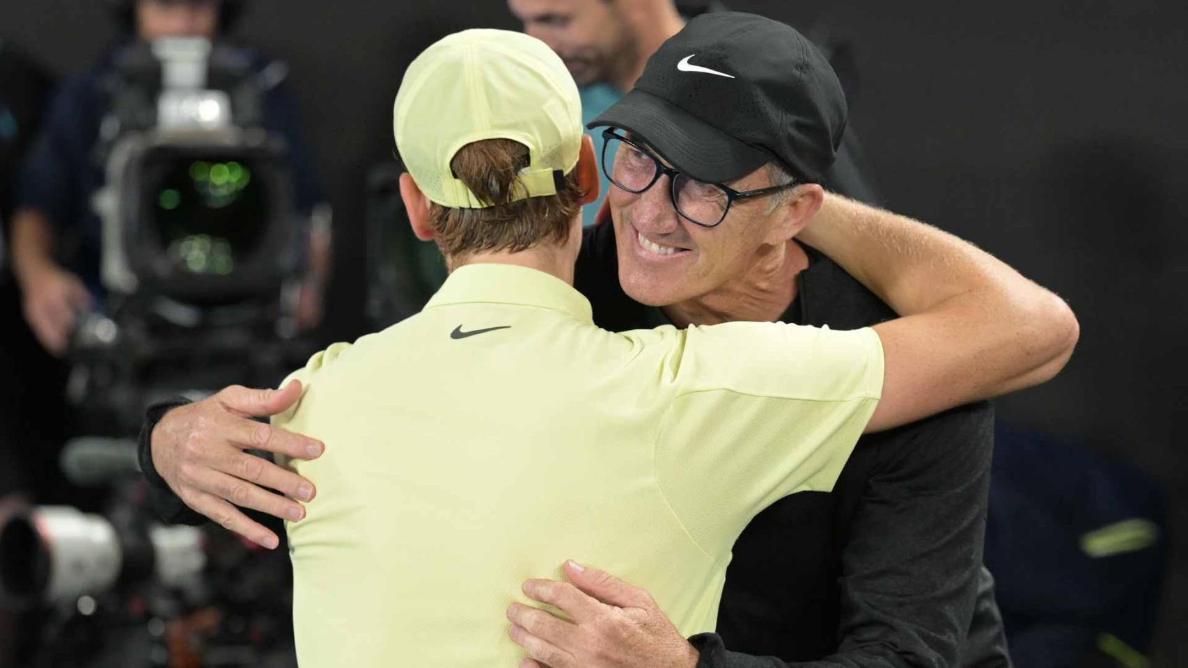 Darren Cahill se abraza con Sinner tras un partido.