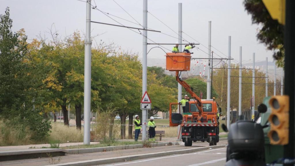Técnicos trabajando en la catenaria del tranvía de Zaragoza
