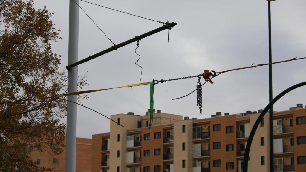 Así se encuentra el cable de la catenaria.