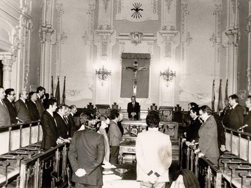 El alcalde de Valladolid, Julio Hernández Díez, y los concejales guardan un minuto de silencio por la muerte de Francisco Franco en el salón de plenos del Ayuntamiento, el 21 de noviembre de 1975
