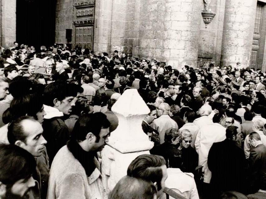 Público congregado a la entrada de la Catedral de Valladolid para asistir al funeral por la muerte de Francisco Franco, el 21 de noviembre de 1975