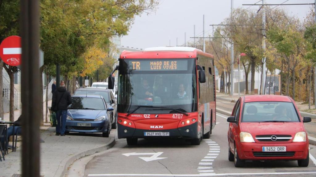 Un servicio de buses cubre el tramo afectado para dar servicio a los ciudadanos.