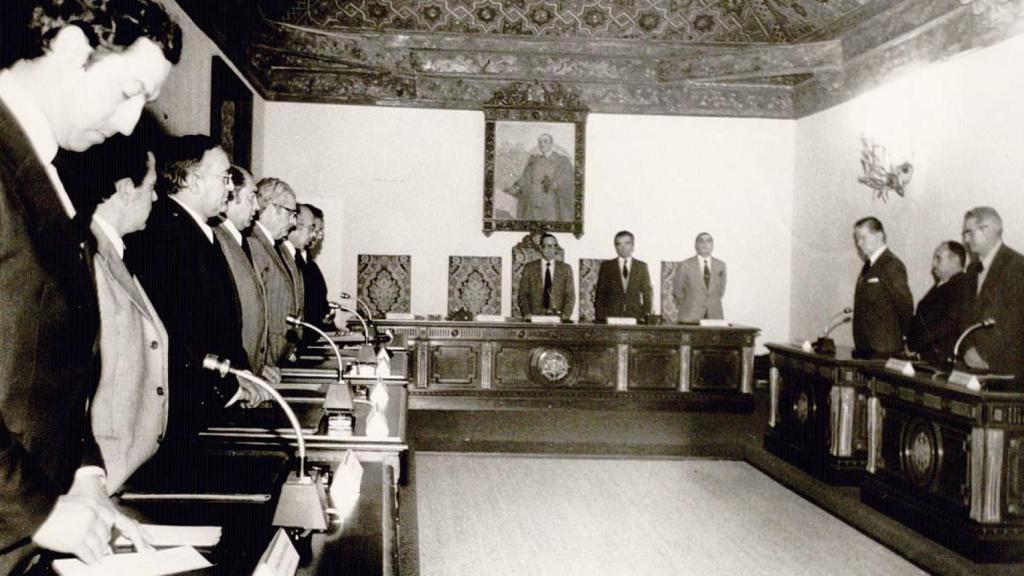 Minuto de silencio por Franco en el salón de plenos de la Diputación de Valladolid, el 21 de noviembre de 1975