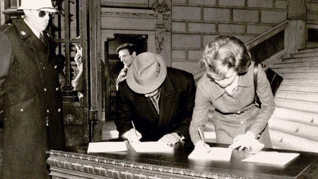 Dos personas firman el libro de condolencias por la muerte de Francisco Franco en el Ayuntamiento de Valladolid