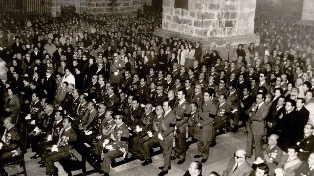 Asistentes al funeral por la muerte de Francisco Franco en la catedral de Valladolid, el 21 de noviembre de 1975