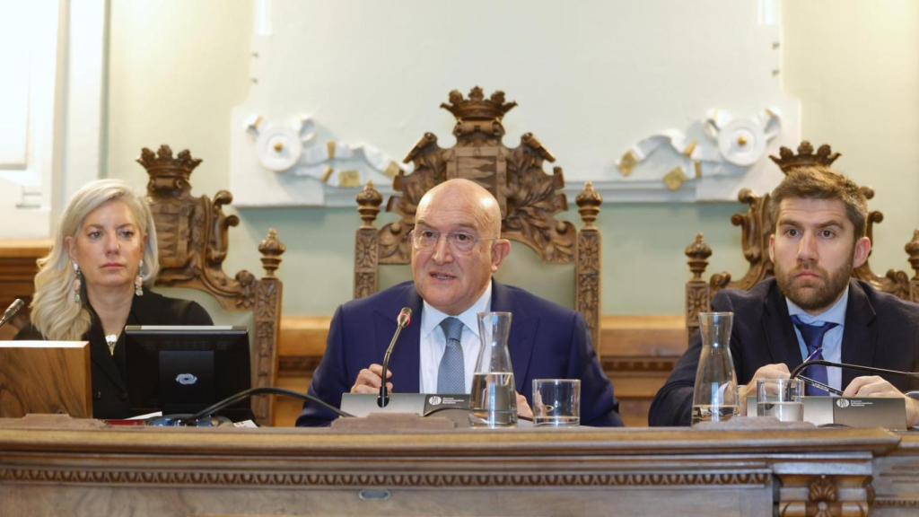 Irene Carvajal, Jesús Julio Carnero y Francisco Blanco en el pleno extraordinario de este viernes