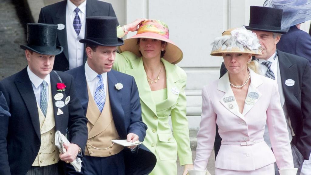 El príncipe Andrés, con el magnate pedófilo Jeffrey Epstein y Ghislaine Maxwell, en Ascot en 2000.