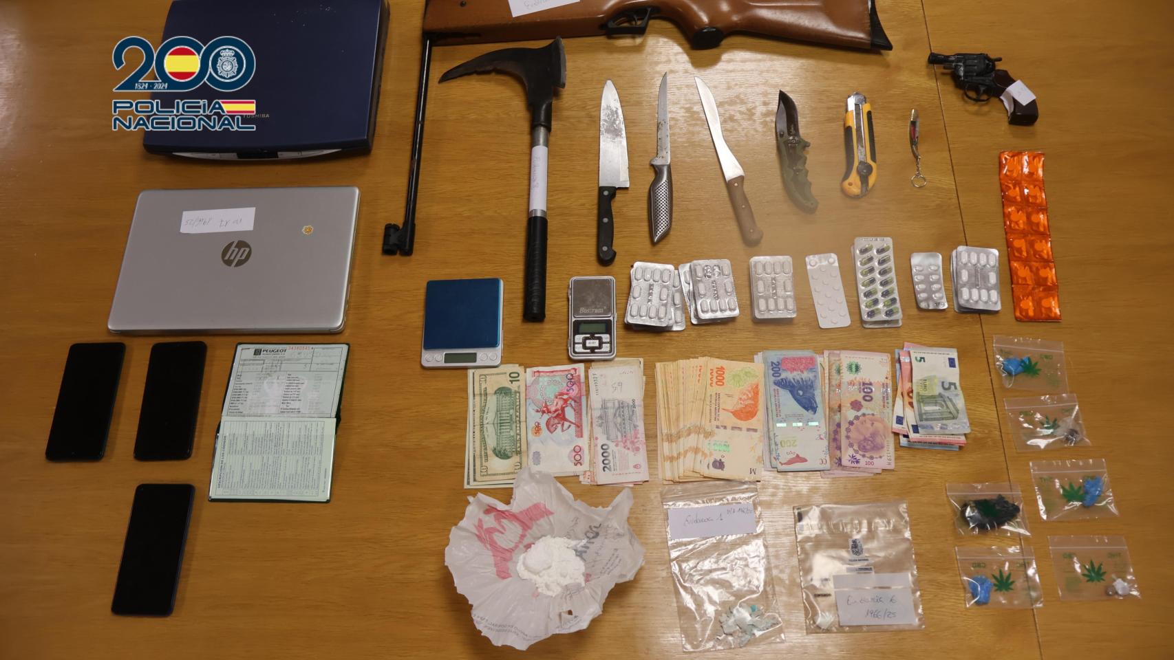 Imagen de algunos de los efectos incautados.