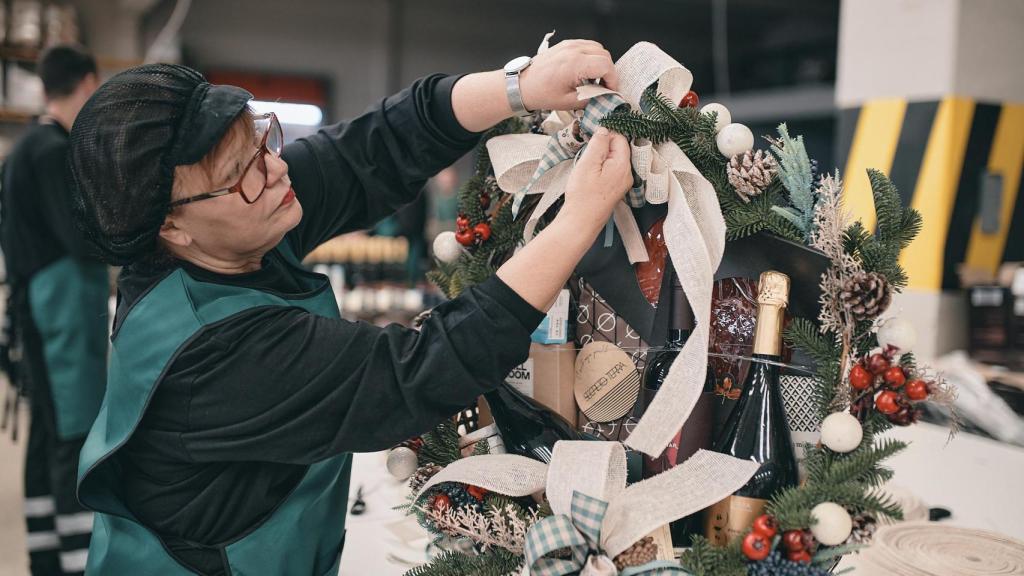 La empresa valenciana Disber crea cestas de Navidad desde hace 40 años.