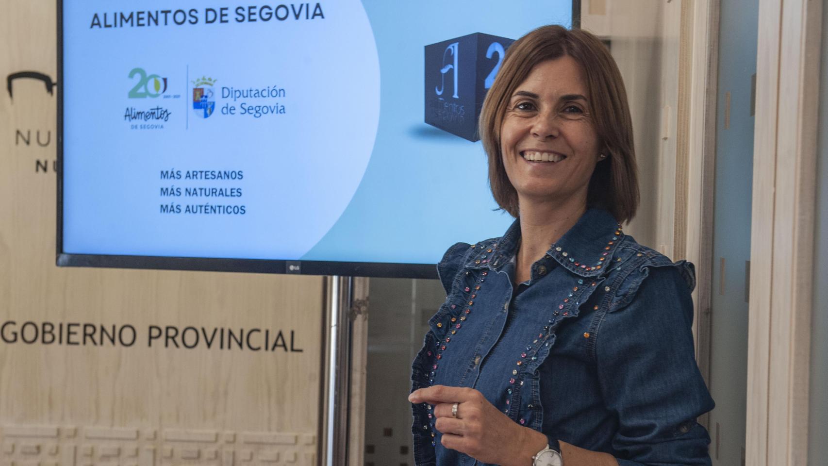 La diputada del Área de Promoción Provincial y Desarrollo Rural Sostenible de la Diputación de Segovia, Magdalena Rodríguez, durante la presentación de la gala del 20 aniversario de Alimentos de Segovia, este viernes en la Diputación