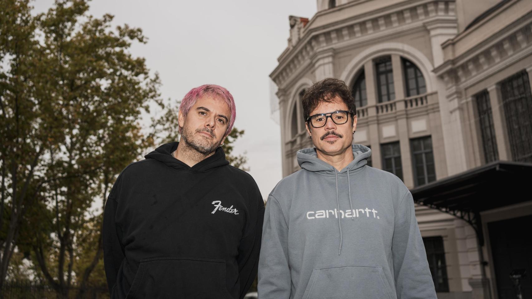 El cantante Daniel Marco (i) y el guitarrista José Krespo, de Despistaos, este jueves en la sede de Warner Music en España.