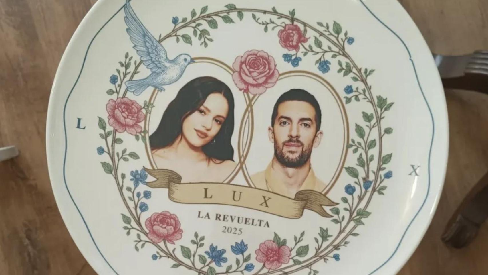 La vajilla que Rosalía regaló a Broncano en La Revuelta.