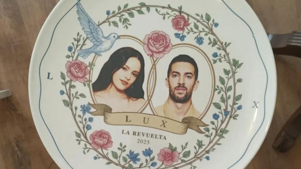 La vajilla que Rosalía regaló a Broncano en La Revuelta.