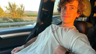 Quién es Guitarricadelafuente, el actor y cantautor que trabaja en la nueva película de Javier Calvo y es su gran confidente