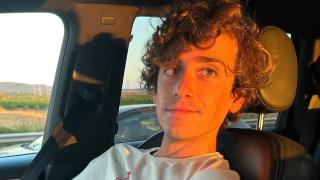 Quién es Guitarricadelafuente, el actor y cantautor que trabaja en la nueva película de Javier Calvo y es su gran confidente