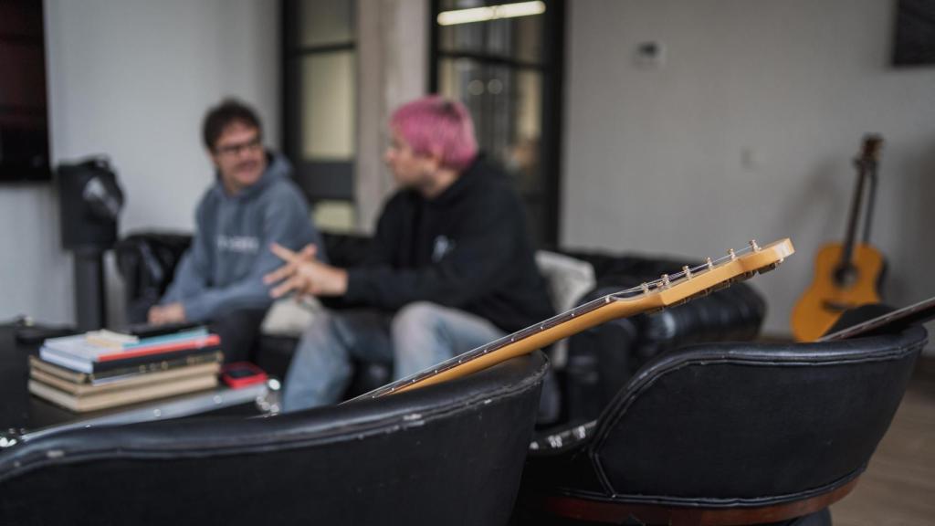 Una de las guitarras de Despistaos, con el vocalista y guitarrista al fondo.