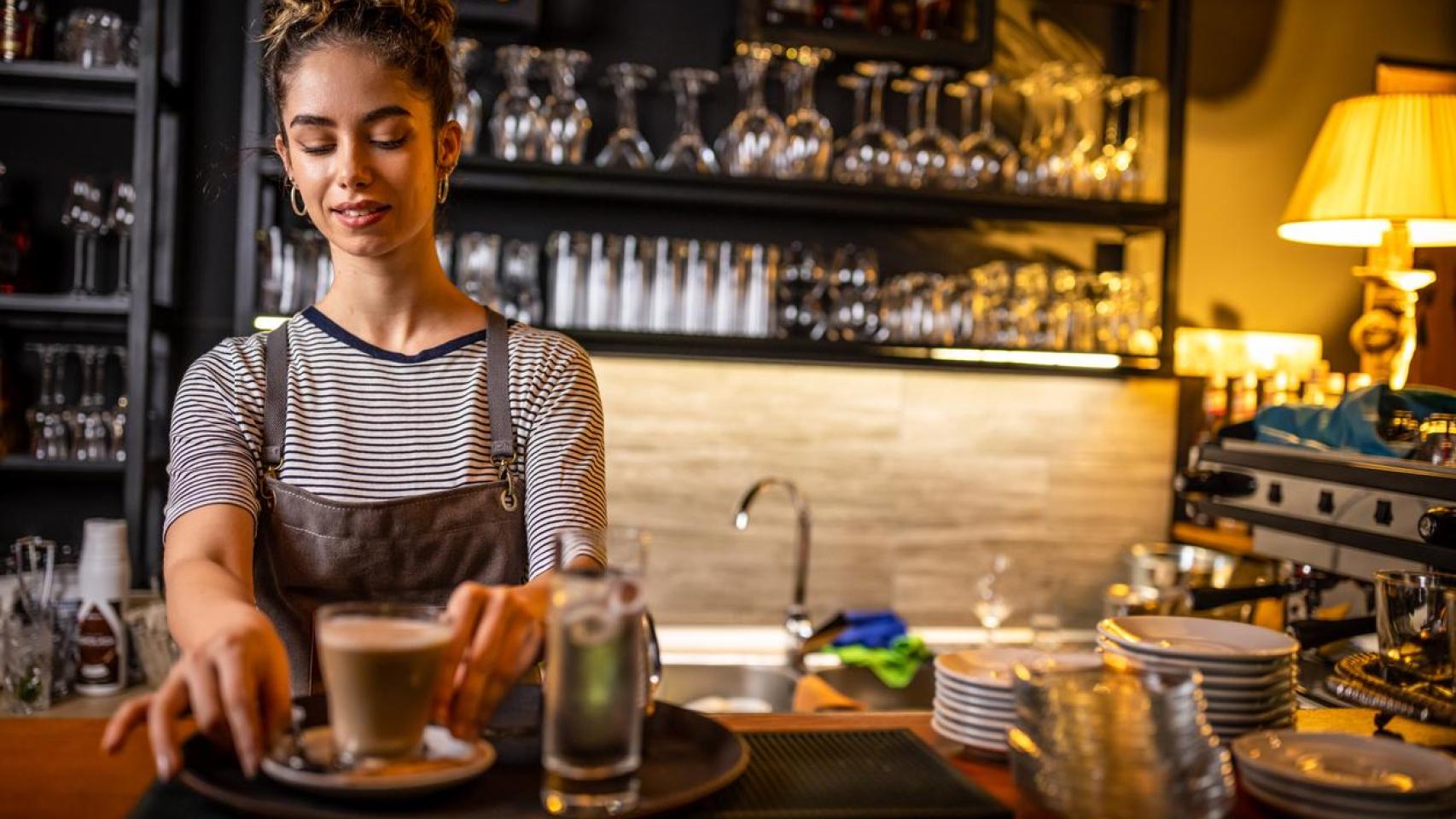 Una hostelera en una cafetería.