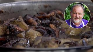 Receta del gallego Benigno Campos de un guiso de chocos en su tinta con patatas