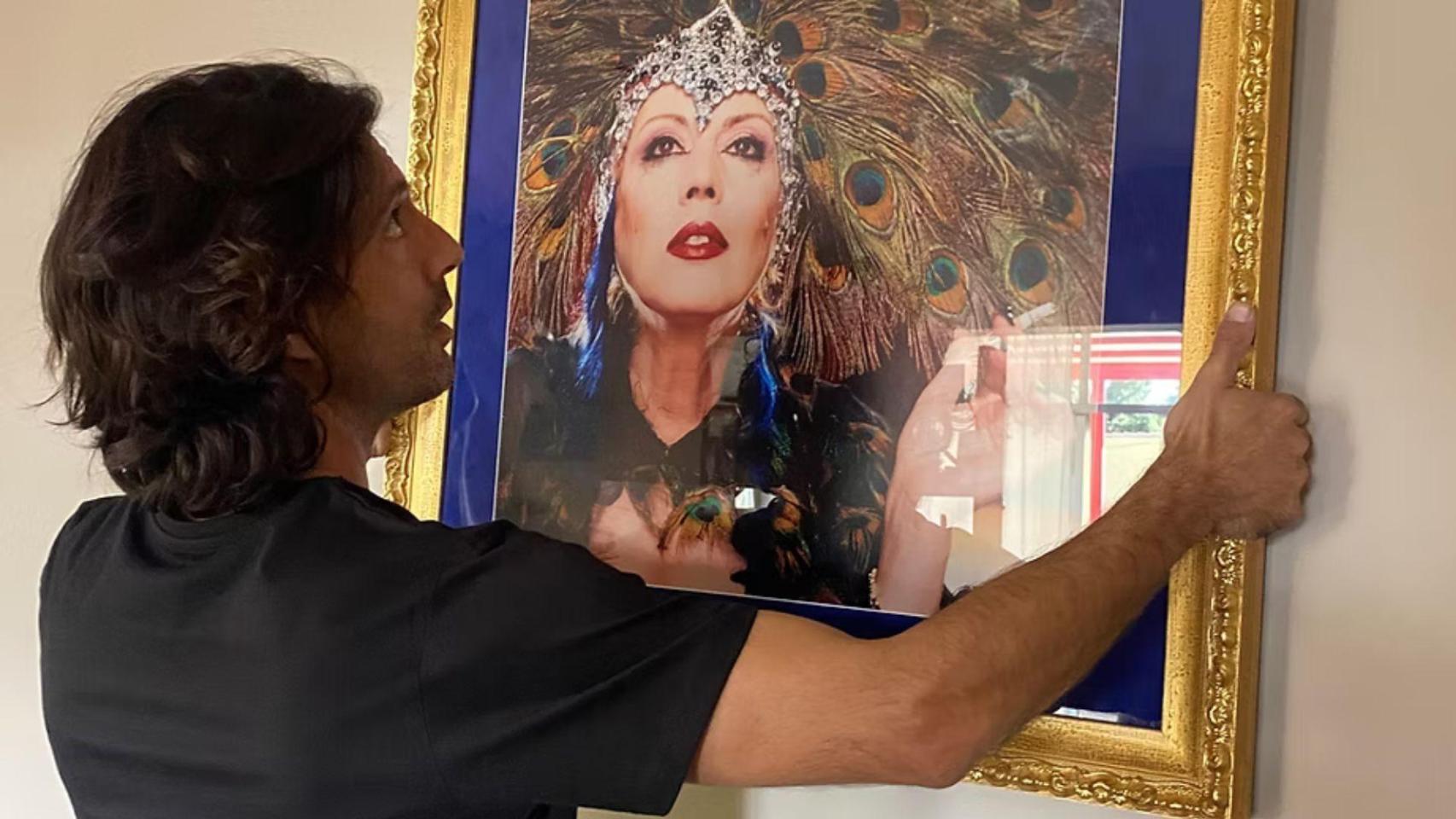 Alejandro, el hijo de María Jiménez, vende los objetos personales de la cantante a través de una página web.