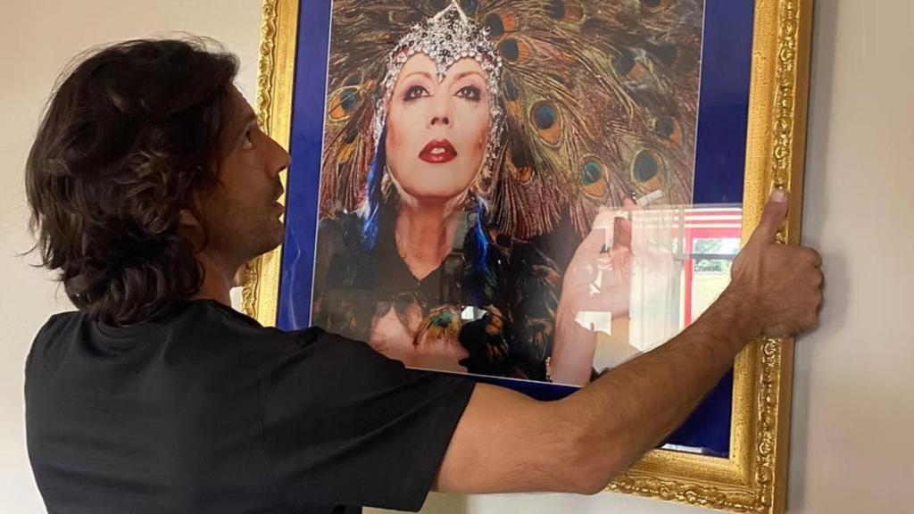 Alejandro, el hijo de María Jiménez, vende los objetos personales de la cantante a través de una página web.