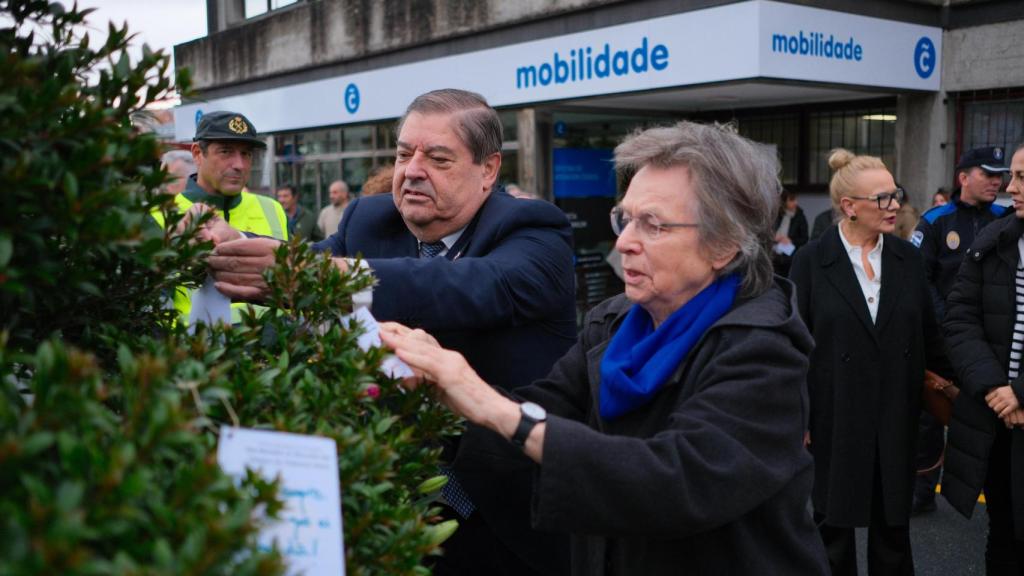 Momento en el que los asistentes depositan mensajes en el homenaje.