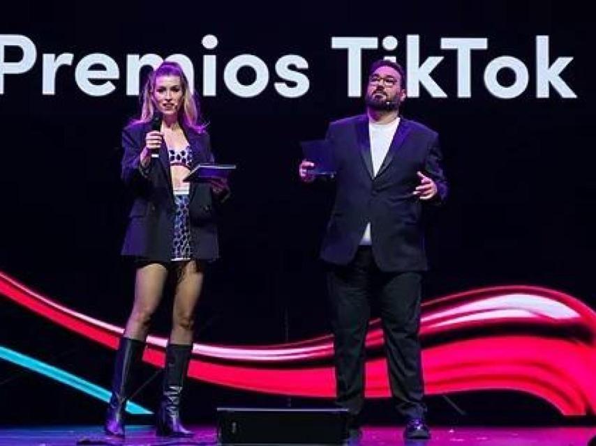 Eva Soriano y Benja Serra en los Premios TikTok 2023.