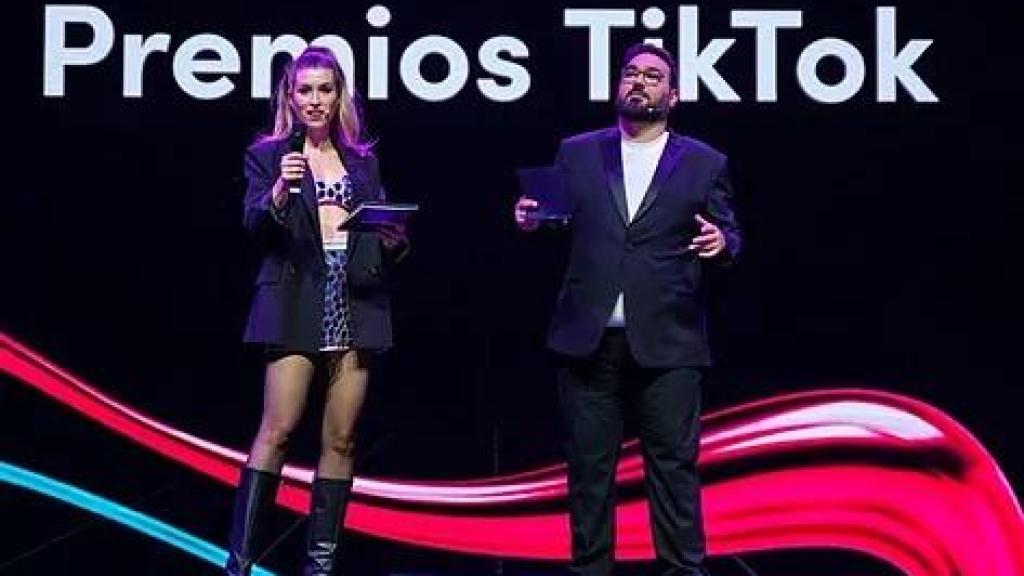 Eva Soriano y Benja Serra en los Premios TikTok 2023.