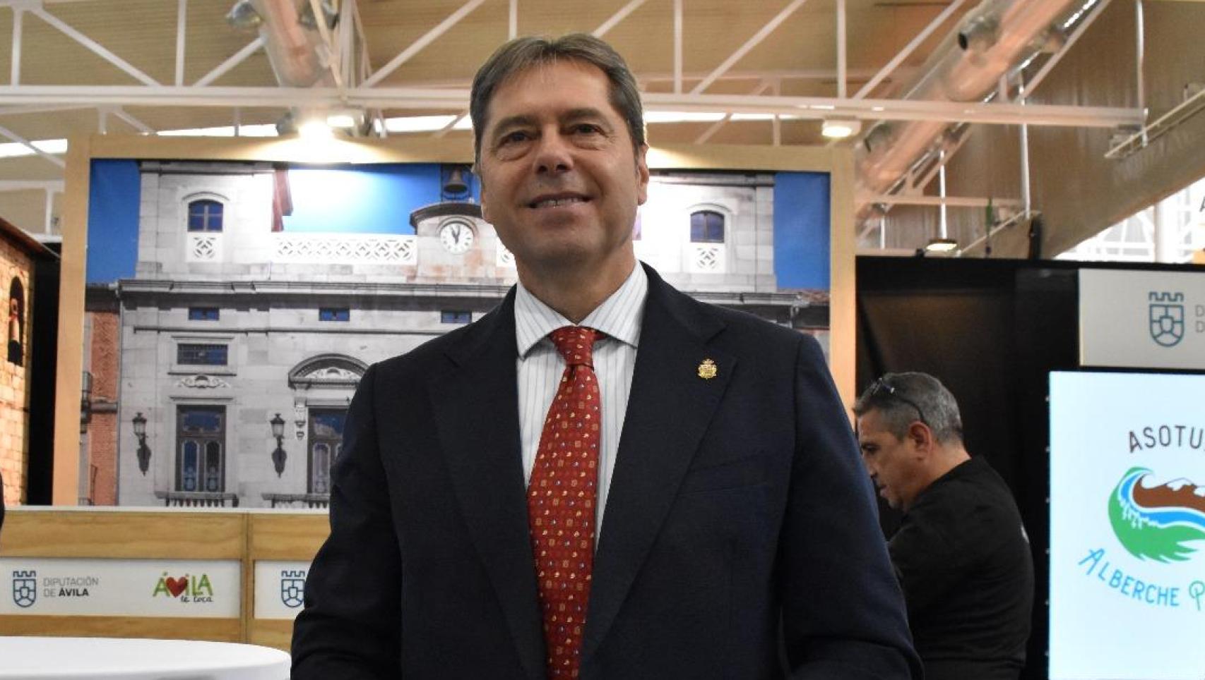 Armando García Cuenca, diputado de turismo, en la feria de Intur